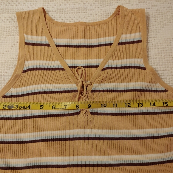 Cute Sleeveless Sweater - Picture 3 of 4